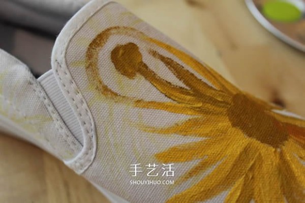 Tutorial on how to draw canvas shoes, draw Van Goghs sunflowers on the shoes