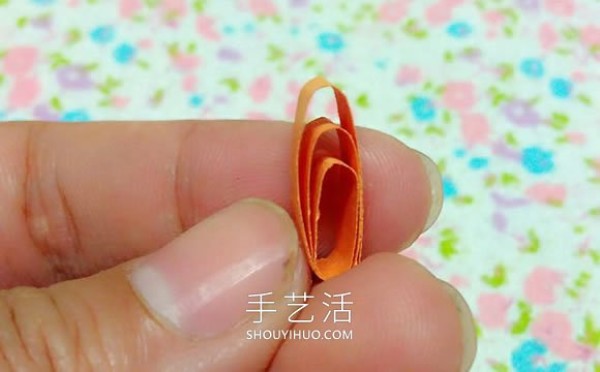 You can also do it with a comb! Simple and cute handmade five-petal flower from quilled paper