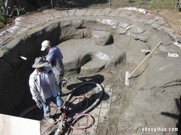 Foreign netizens dug a hole in their own backyard to DIY a private swimming pool! 