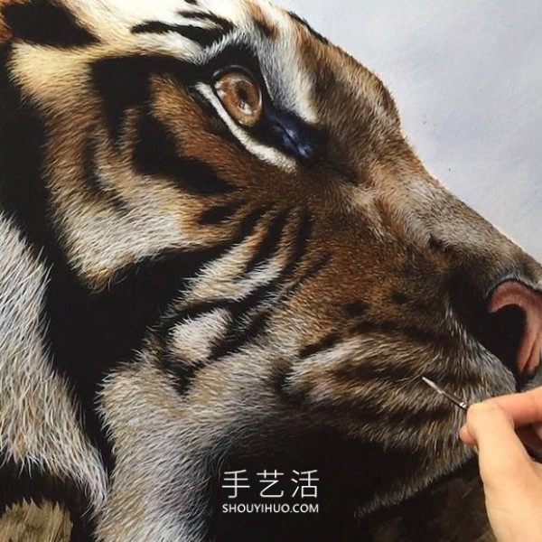 Hyper-realistic oil painting captures the wild and natural beauty of wild animals