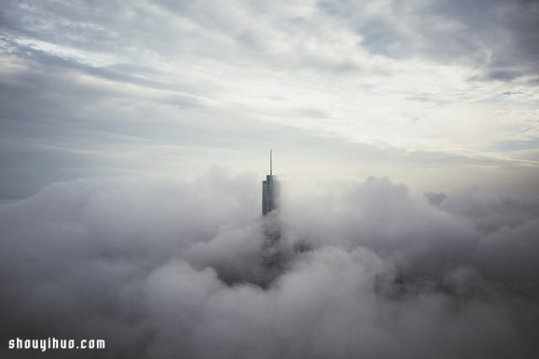 The citys beautiful sigh is shrouded in fog, the windy city of Chicago