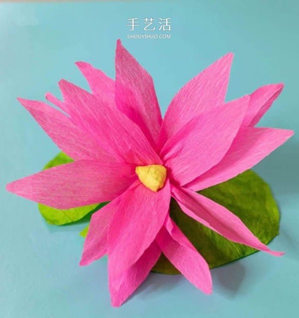 Childrens handmade crepe paper lotus flowers are simple and beautiful