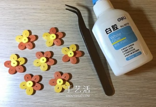 Basic tutorial on hand-making of paper-quilled five-petal flowers