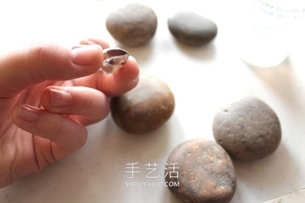 Tutorial on how to make hand-made paperweights with pebbles