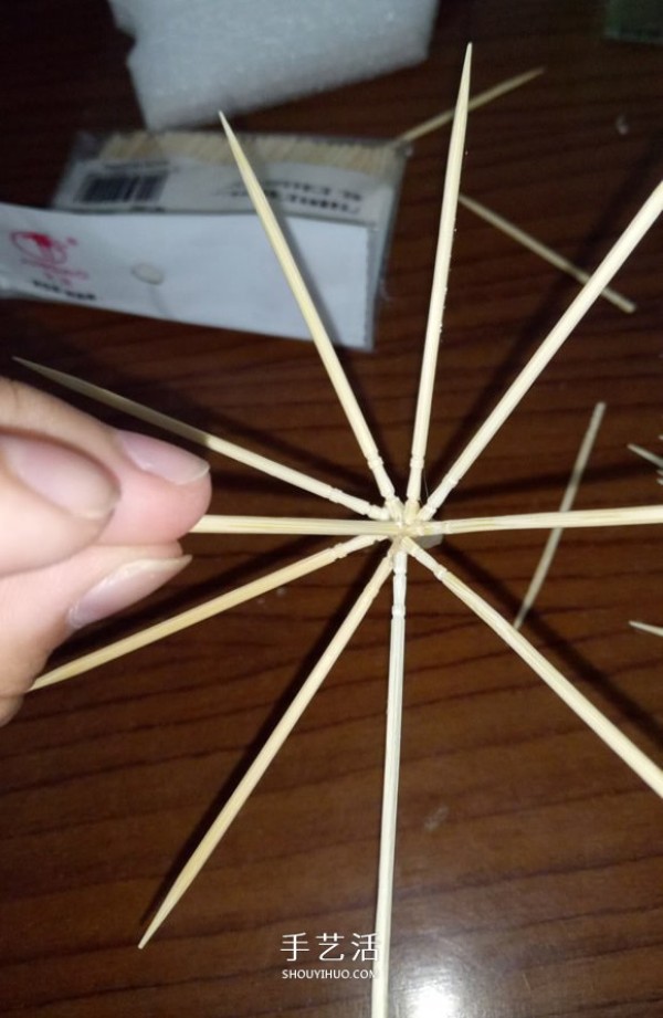 Look and take you to do it: use a little bit of cloth and toothpicks to make an umbrella for the doll Umbrella