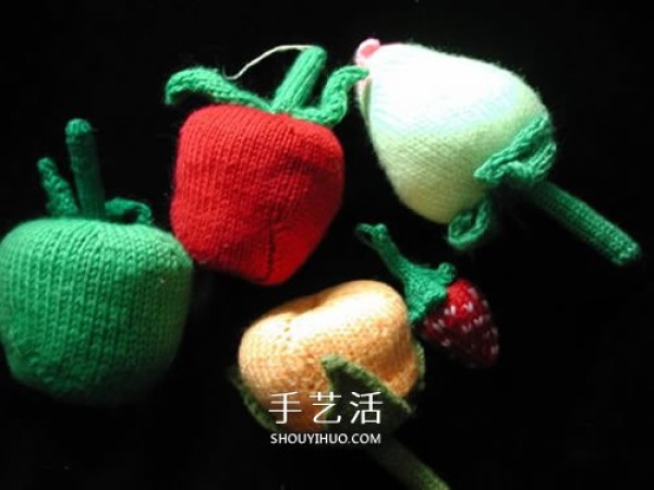 Pictures of fruit made from wool can also be used as interesting pillows