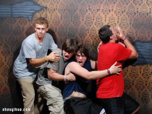 Super hilarious ~ 22 pictures of grown men being scared in a haunted house! 