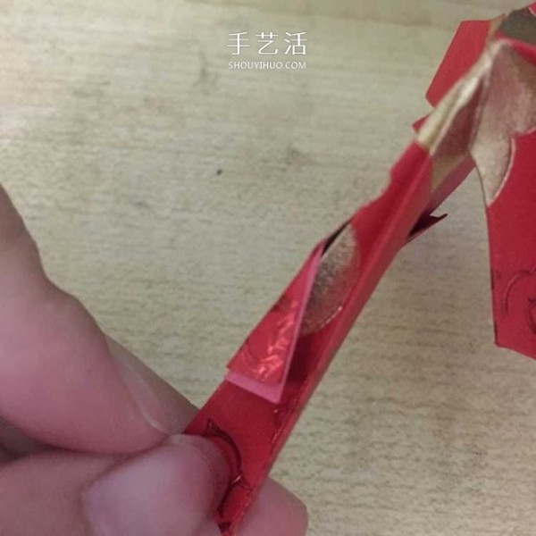 A simple origami maple leaf tutorial with red envelope and maple leaf folding instructions