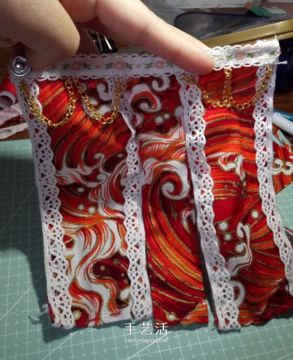 Chou Chou will show you how to make beautiful doll clothes by hand