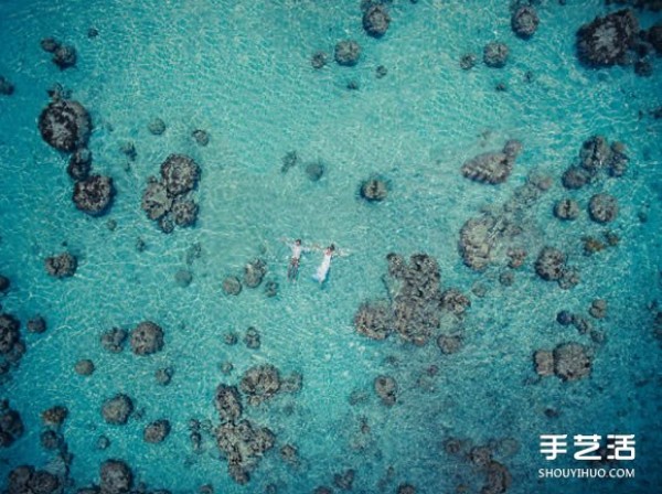 Wedding photos without a photographer: Wandering in the blue sea