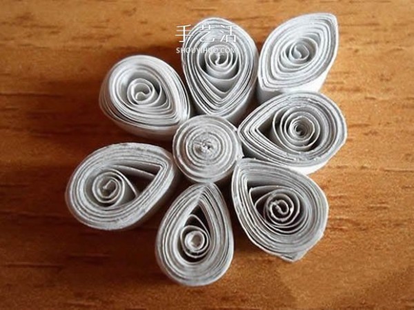 Detailed snowflake quilling tutorial and illustrations for DIY beautiful New Year hangings