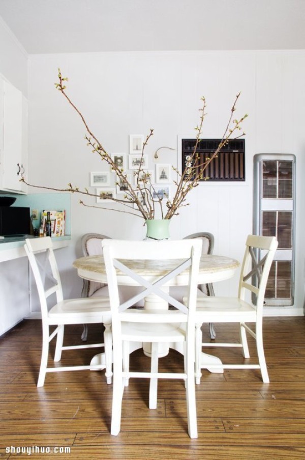 Decorate a room simply: Decorate a room with six branches to brighten up your home