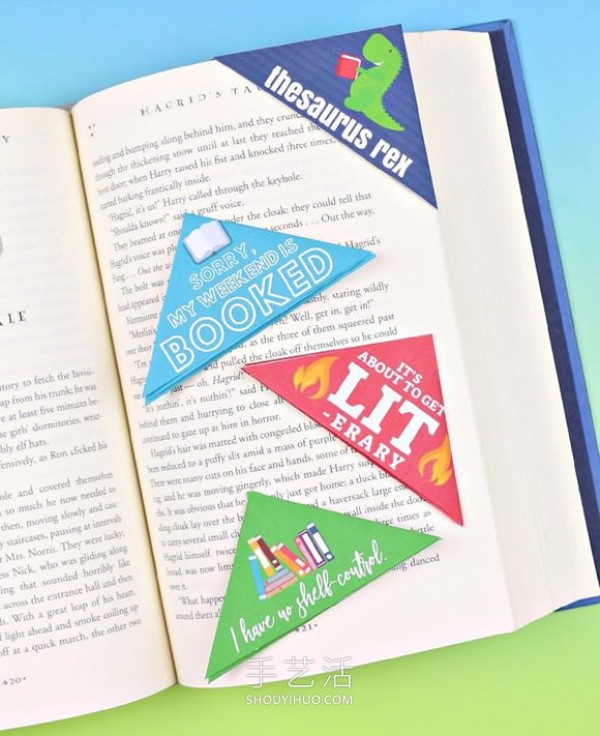 The simplest origami triangle bookmark with illustrated tutorials