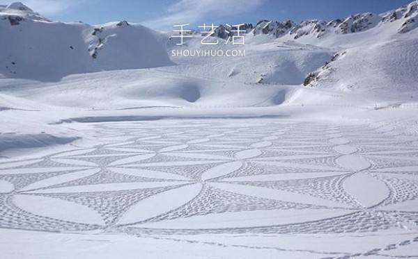 Snowflakes are falling on the ground? French artist creates winter "snow paintings"