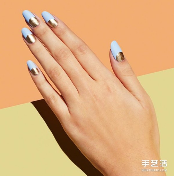 Let your nails also change into autumn clothes. The matte nail polish is fashionable no matter how you apply it.