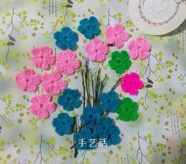 Illustration of the basic crochet method for cute five-petal flowers and crocheting small woolen flowers