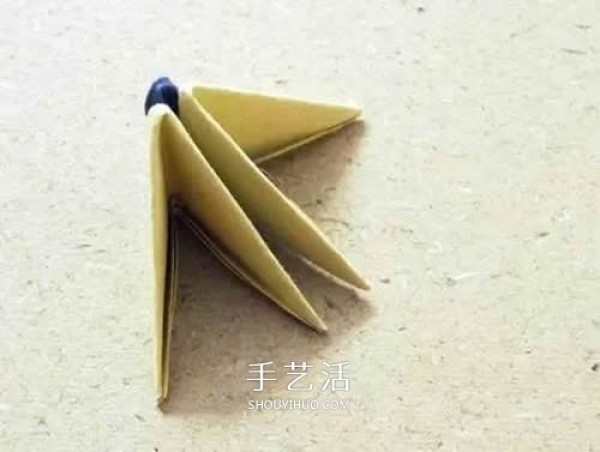 Illustration of how to fold a small fish in a triangle and make a small tropical fish in a triangle