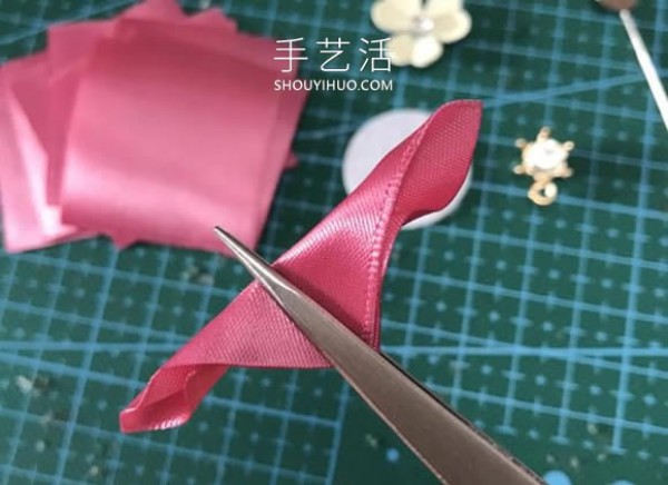 It’s not difficult to make a homemade flower-shaped brooch if you know how to make petals from a ribbon! 