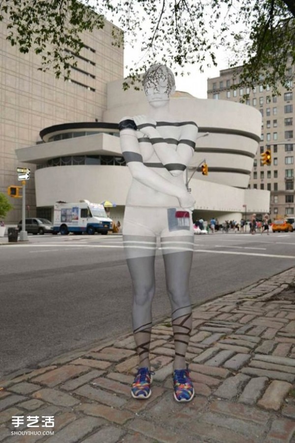 Everyone is looking for trouble: Creative body painting art makes the model invisible