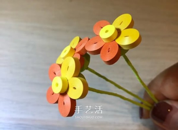 Basic tutorial on hand-making of paper-quilled five-petal flowers