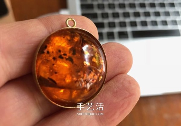 How to make a homemade imitation amber resin keychain