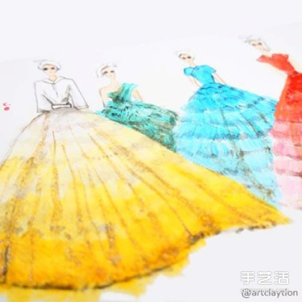 Singaporean artists hand-painted dress with nail polish is so beautiful!