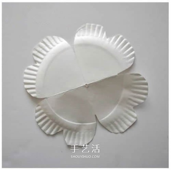 Illustrated tutorial for young children to make a paper plate four-leaf clover