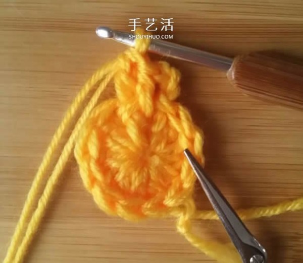 Illustration of the method of hand-crocheting single-color flower cushion/coaster