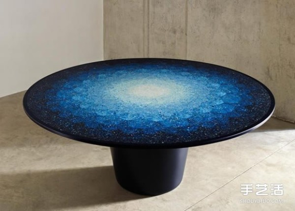 From abandonment to rebirth, the sea blue round table Gyro contains the concept of utopia