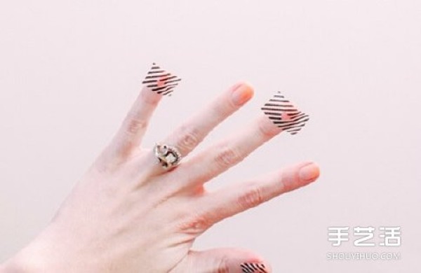 DIY manicure with peach blossoms and cute peach blossom manicure picture tutorial