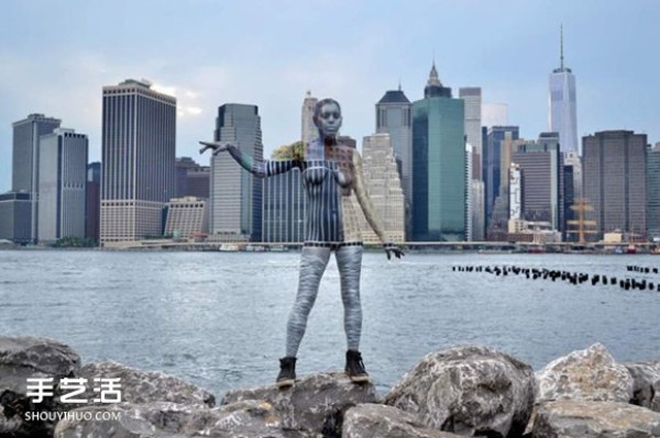 Everyone is looking for trouble: Creative body painting art makes the model invisible