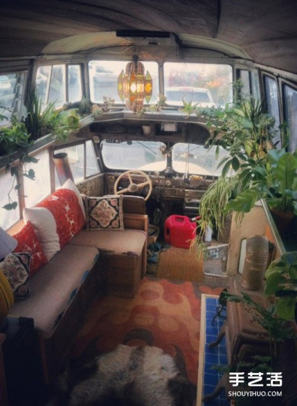 Realizing the dream of being at home everywhere, the old van was transformed into a warm RV