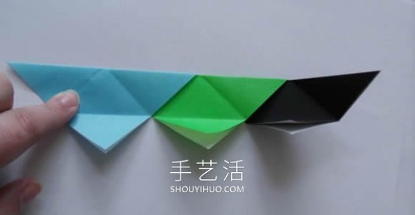 Illustrated tutorial on how to fold an origami triangular storage box using three pieces of paper