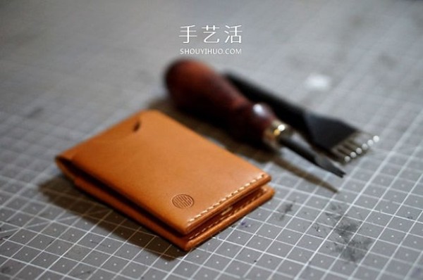 Detailed steps for making a homemade mens bi-fold leather wallet