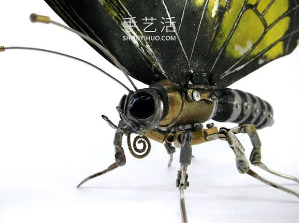 Discarded mechanical parts to DIY steampunk-style animal sculptures