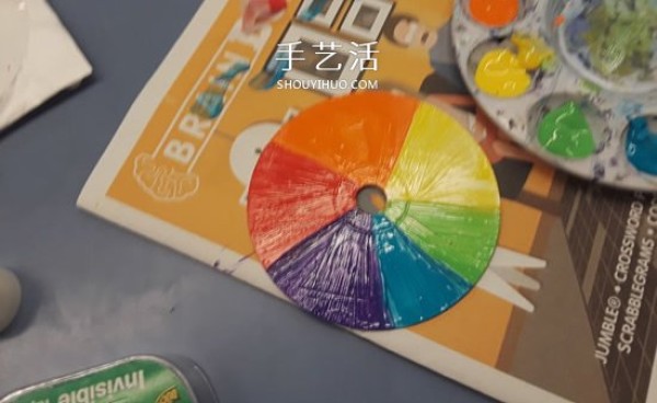 Tutorial on making rainbow top toys from old CDs