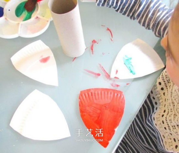 How to make paper plate butterflies in kindergarten by rolling paper tubes to make handmade butterflies