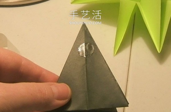 Detailed step-by-step diagram of how to fold a simple origami three-dimensional Christmas tree