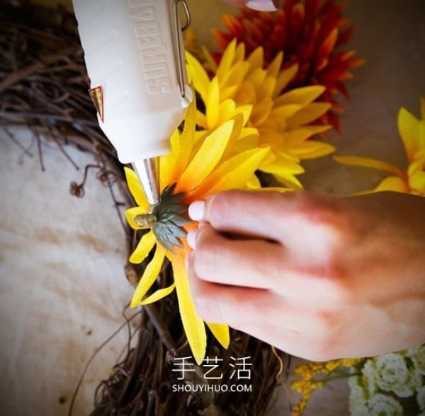 Tutorial on how to make a hand-made autumn fake flower garland with rattan