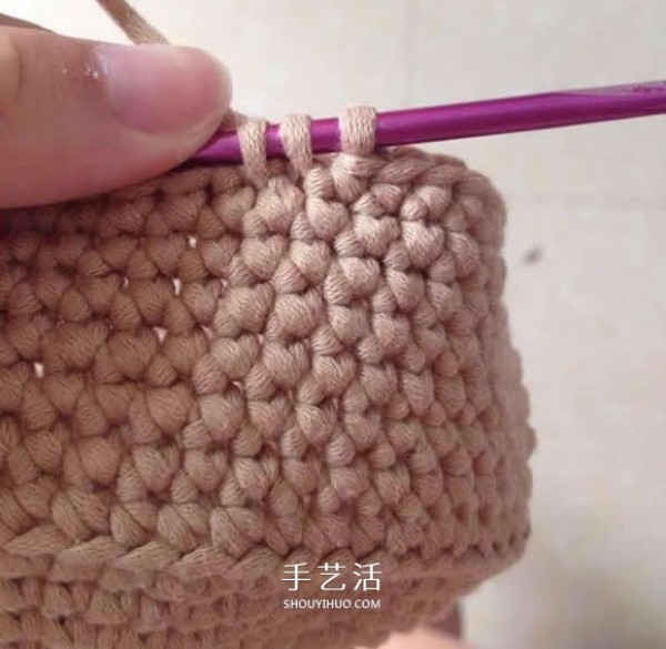 How to Knit a Wool Storage Basket and Crochet a Round Storage Basket Illustration