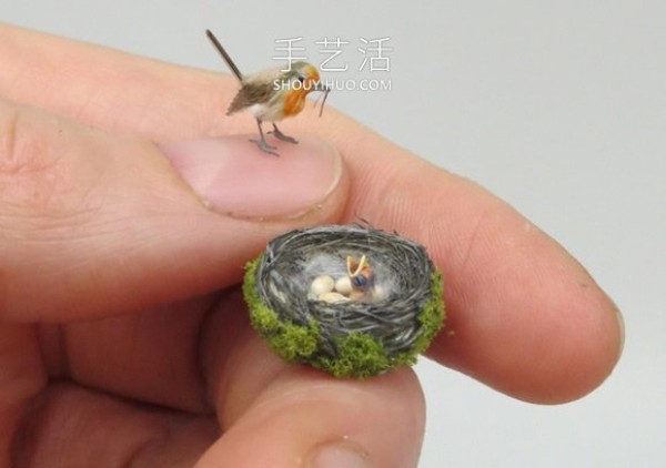 Super realistic miniature animal statues that fit on your fingertips! 