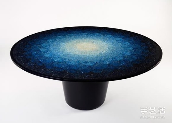 From abandonment to rebirth, the sea blue round table Gyro contains the concept of utopia