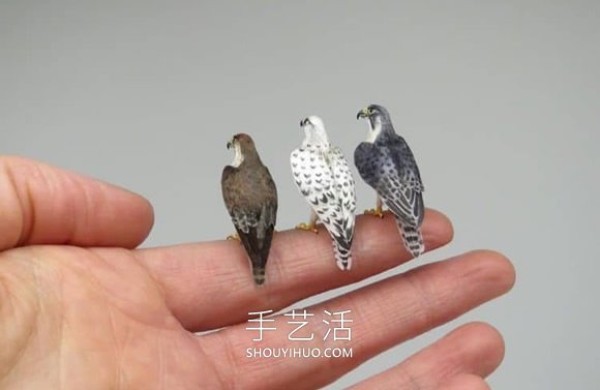 Super realistic miniature animal statues that fit on your fingertips! 