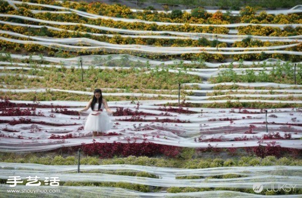 Extra-long wedding dress that weighs 50 kilograms. Do you want to try it too? 