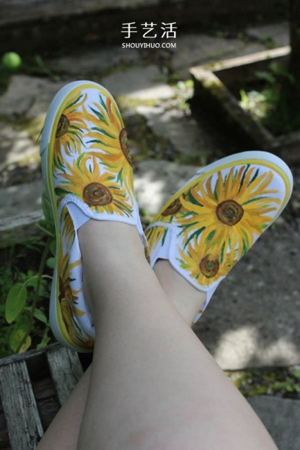 Tutorial on how to draw canvas shoes, draw Van Goghs sunflowers on the shoes