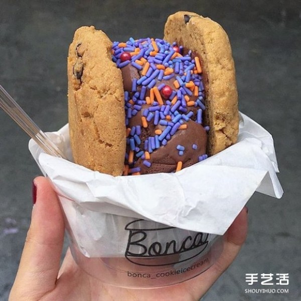 The cartoon-style macaron ice cream Bonca that combines fantasy and evil