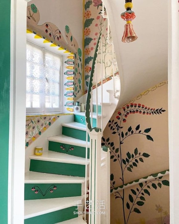 This artists hand painting makes the villa feel like a fairy tale house