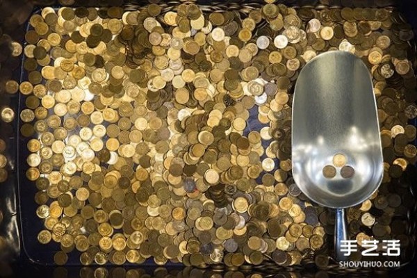 Tens of thousands of one-cent coins to pave the floor to make the floor shiny and golden. What a rich man!