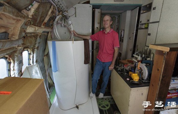 US retired engineer buys retired Boeing aircraft and renovates house