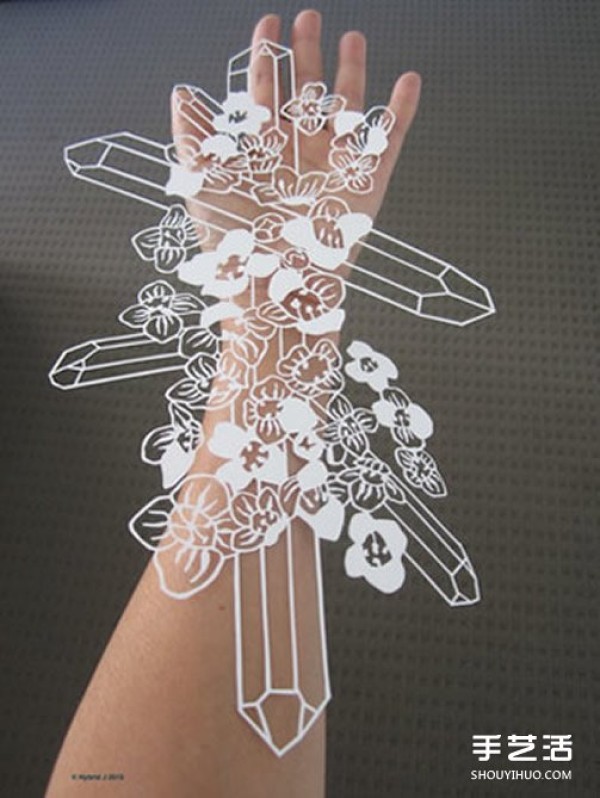 Flowers+Crystal=? The healing paper-cut art is so beautiful! 